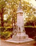 Monumento dedicado a Jules Verne ubicado en la ciudad de Nantes